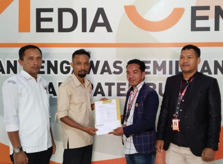 Partai Demokrat resmi ajukan gugatan di Bawaslu Buton, usai calegnya dicoret dari DCT. Foto: Ist.