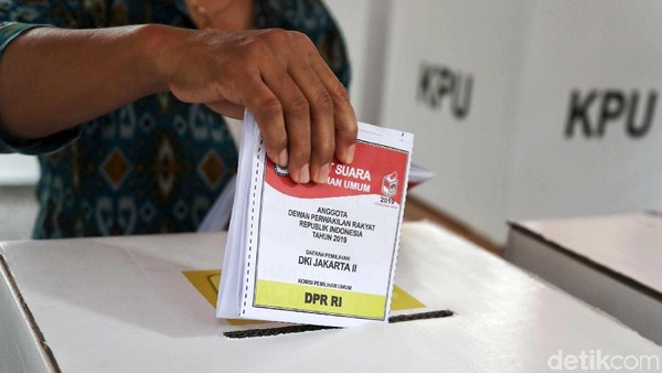 Sejumlah partai politik serius menyiapkan saksi untuk mengawal suara pemilih di Pemilu 2024. Saksi memiliki peran penting dalam pemilihan, salah satunya melindungi kepentingan partai dari kecurangan. Foto: detik.com