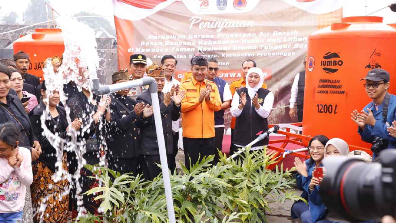Warga empat desa yang didominasi suku Tengger gunung Bromo akhirnya bisa menikmati air bersih. Pasalnya, selama ini mereka kekurangan air bersih dikarenakan pipa air bersih rusak terdampak Karhutla. Foto: Ist.