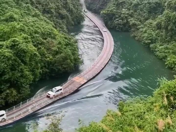 Jembatan apung yang dibangun oleh Shiziguan Resort menawarkan sensasi berjalan bahkan berkendara di atas udara. Foto: Instagram @Infomamuju