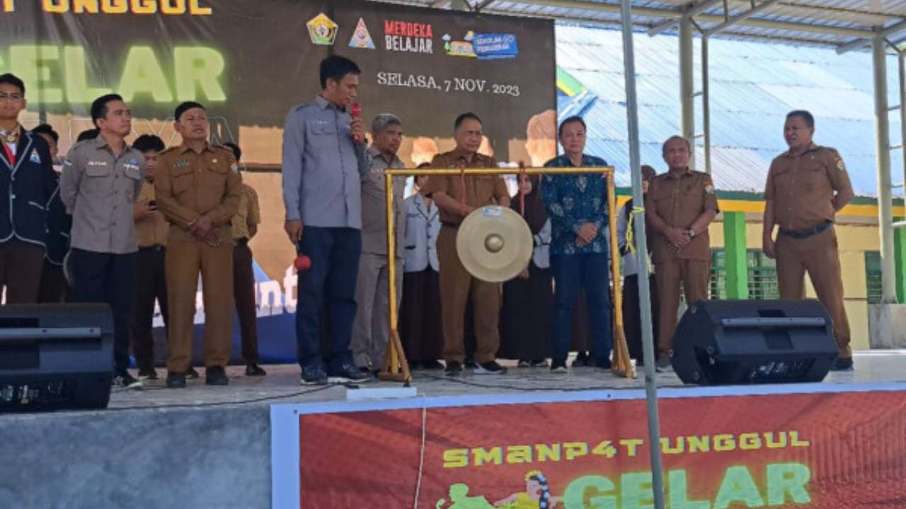 Kepala Dinas Pendidikan dan Kebudayaan (Dikbud) Sulawesi Tenggara, Yusmin, membuka gelar karya Proyek Penguatan Profil Pelajar Pancasila (P5) di SMAN 4 Kendari. Foto: Ist.