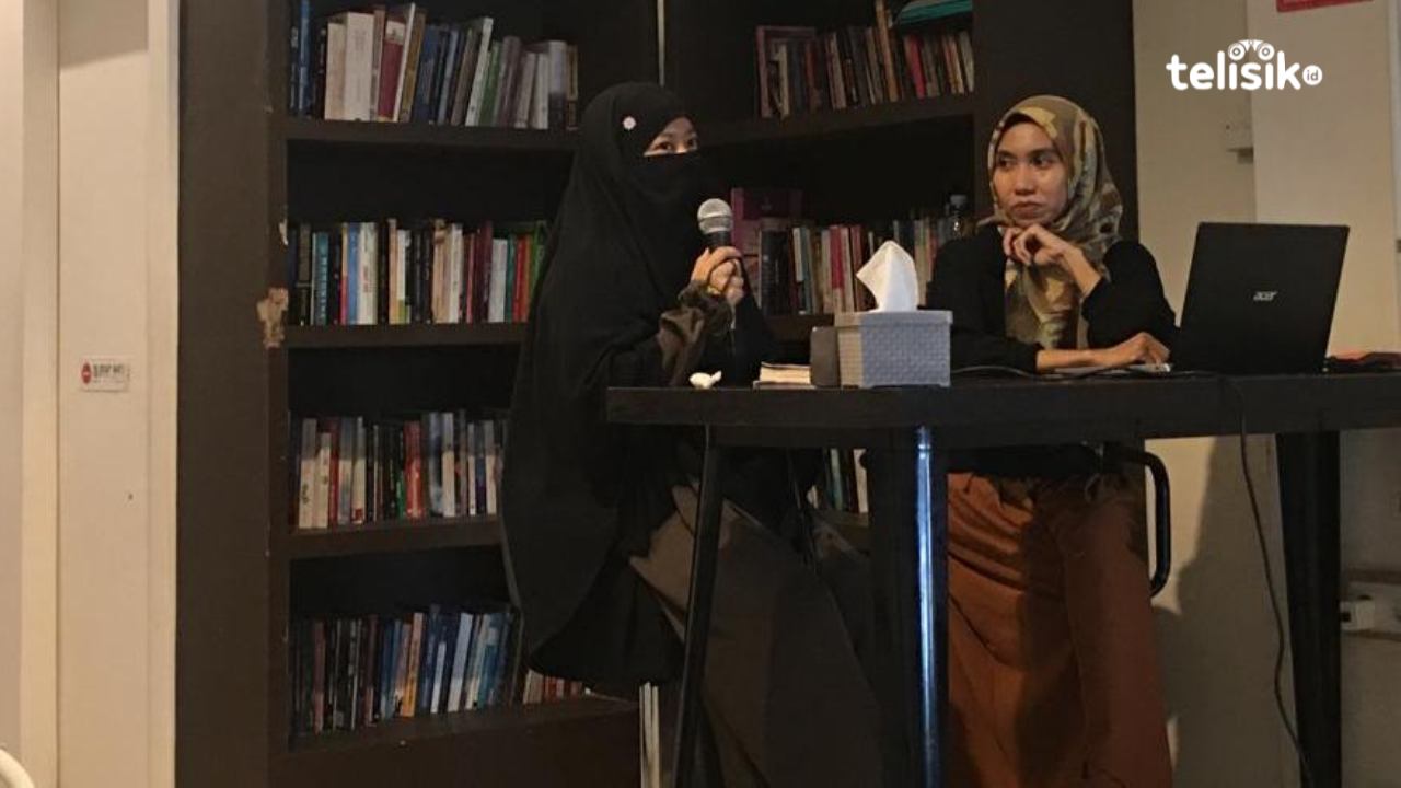 Sosok Mila-Alkhansah saat menceritakan prosesnya dalam menulis buku Semua Lelah yang Perlu Kita Rasakan Saat Dewasa. Foto: Ahmad Badaruddin/Telisik