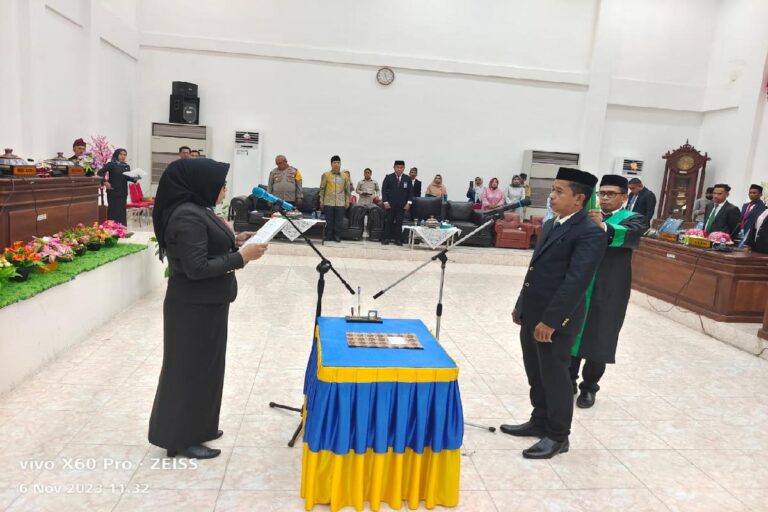 Ketua DPRD Buton, Wa Ode Nurnia, saat mengambil sumpah PAW anggota DPRD Buton, Suhardin, sisa masa jabatan 2019-2024. Foto: Ist.