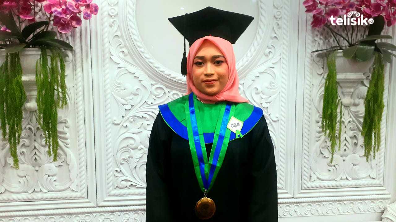 Sulpi Dewi Andhani, wisudawan terbaik Unustra, dengan capaian IPK 3,86. Foto: Ahmad Badaruddin/Telisik