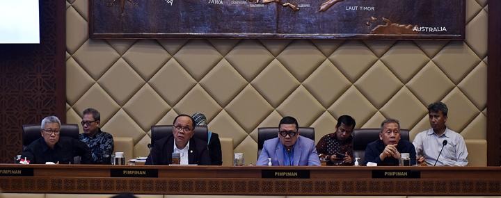 Ketua Komisi II DPR RI, Ahmad Doli Kurnia (berjas abu-abu), saat memimpin RDP tanpa kehadiran jajaran Komisioner KPU RI di Gedung DPR, Jakarta, Senin (20/11/2023). Foto: dok. DPR