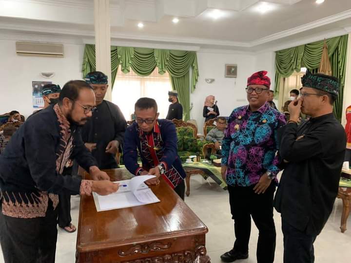 Pj Bupati Muna Barat, Bahri siap memberi keterangan di Bawaslu soal videonya yang viral. Foto: Ist.