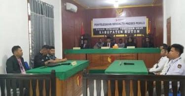Ketua Bawaslu Buton, Maman, memimpin sidang mediasi antara KPU Buton dan tiga bacaleg yang tidak masuk DCT. Foto: Ist.