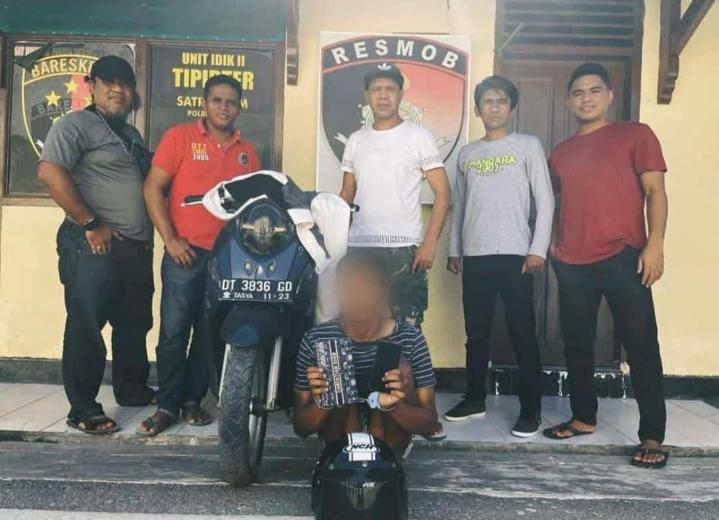Tim Resmob Polres Muna saat mengamankan tersangka jambret. Foto: Ist.