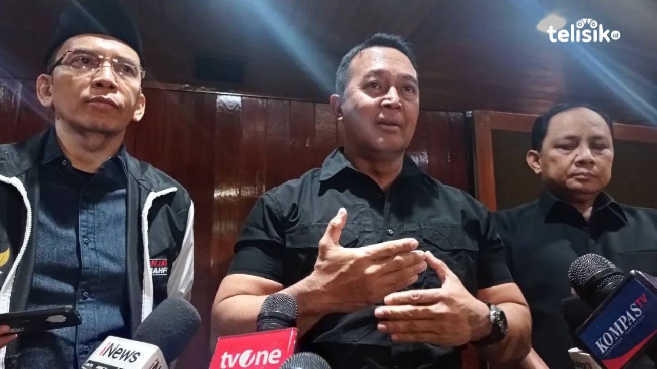 Wakil Ketua TPN Ganjar-Mahfud, Andika Perkasa (tengah) menjelaskan, pengumpulan bukti pencopotan alat sosialisasi oleh oknum aparat penegak hukum di Hotel Sari Pan Pacific, Jakarta, Sabtu (18/11/2023). Foto: Mustaqim/Telisik
