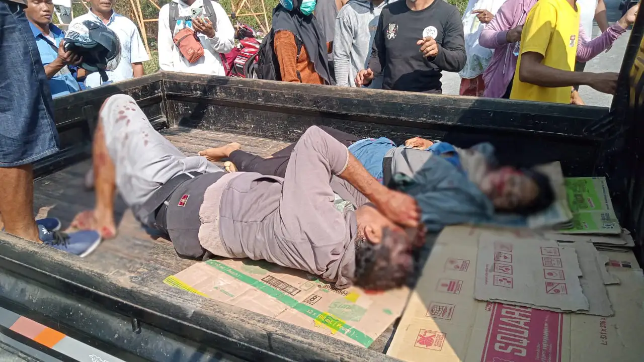 Laka lantas yang terjadi di poros Raha-Tampo, salah seorang korban tewas di tempat karena mengalami luka serius di kepala. Foto: Ist.