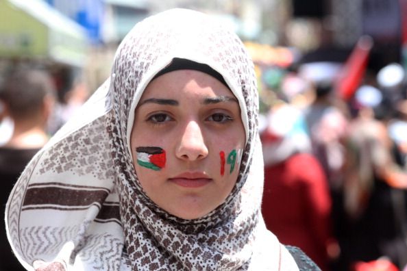 Masalah mengenai uang mahar yang terlalu tinggi tentunya tidak terlalu asing di Indonesia. Namun, pernahkah membayangkan bahwa kondisi serupa juga terjadi di Palestina. Foto: Pinterest