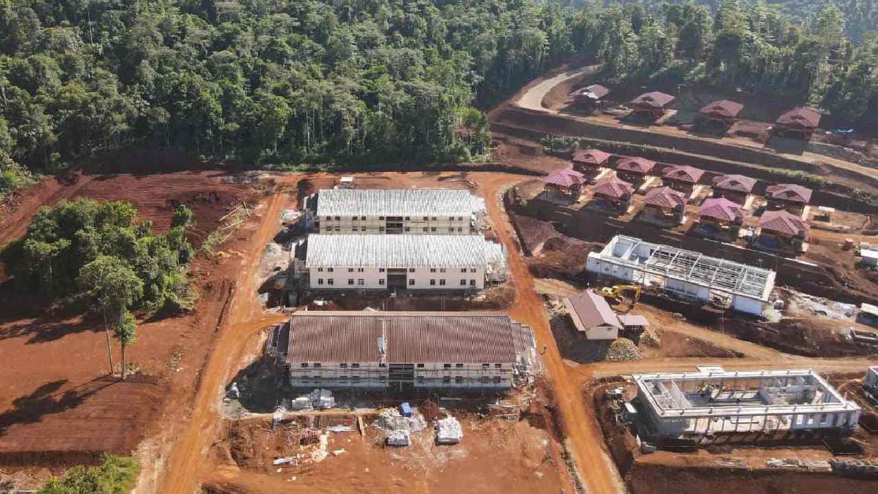 Bangunan asrama pekerja tambang di Kolaka yang tengah dikerjakan, para pekerja harus meradang karena menglami pengurangan gaji hingga ratusan juta rupiah. Foto: Ist.