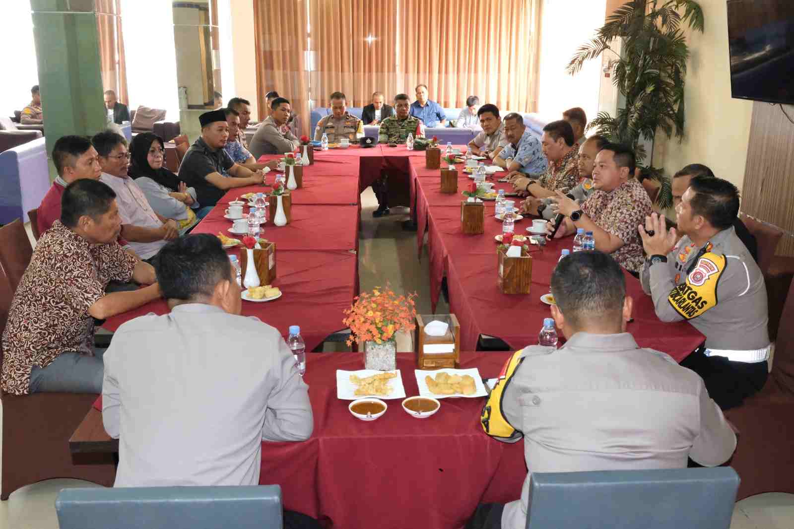 Jumat curhat dipimpin oleh Waka Polda Brigjen Pol Dwi Iriyanto dan Direktur Binmas Polda Sulawesi Tenggara, Kombes Pol Jemi Junaidi. Foto: Ist.