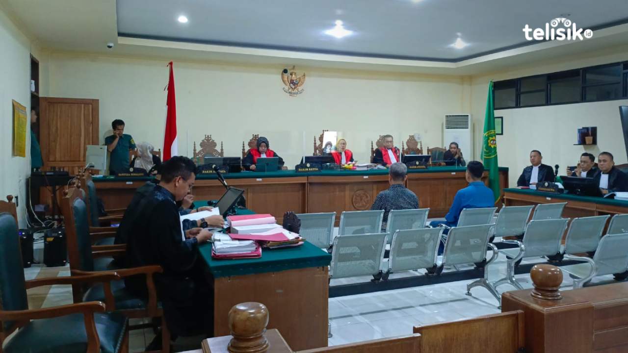 Suasana persidangan kasus suap Alfamidi dengan terdakwa Ridwansyah Taridala dan Syarif Maulana. Foto: Adinda Septia Putri/Telisik