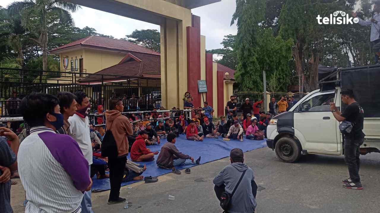 Ratusan massa yang tergabung dalam Aliansi Petani Angata Konawe Selatan berdemonstrasi di Polda Sulawesi Tenggara. Foto: Erni Yanti/Telisik