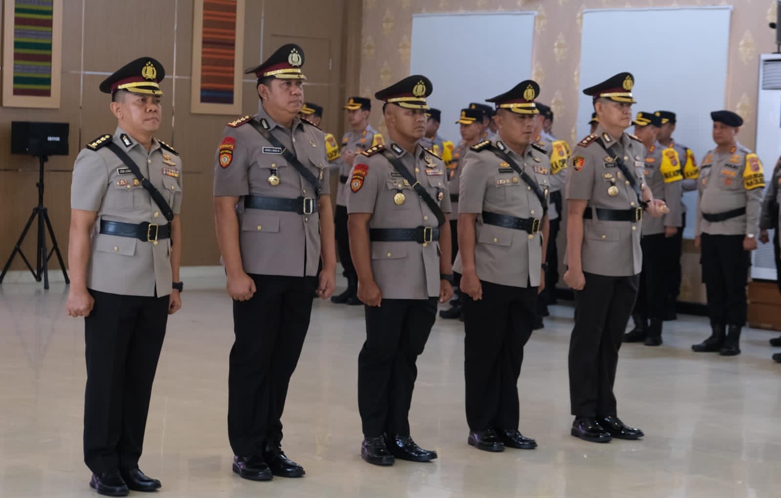 Lima petinggi Kepolisian Daerah Sulawesi Tenggara, saat sertijab berlangsung dua Kombes, segera berangkat ke Mabes Polri. Foto: Ist.