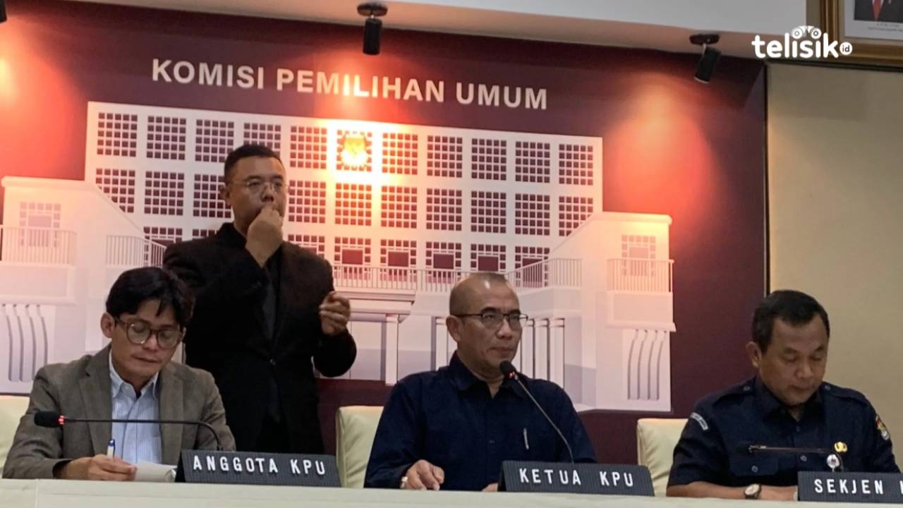 Ketua KPU RI, Hasyim Asy'ari (tengah), menjelaskan kronologi kasus surat suara yang sudah diterima pemilih luar negeri di Taipei, Taiwan, di kantor KPU RI, Jakarta, Selasa (26/12/2023). Foto: Mustaqim/Telisik