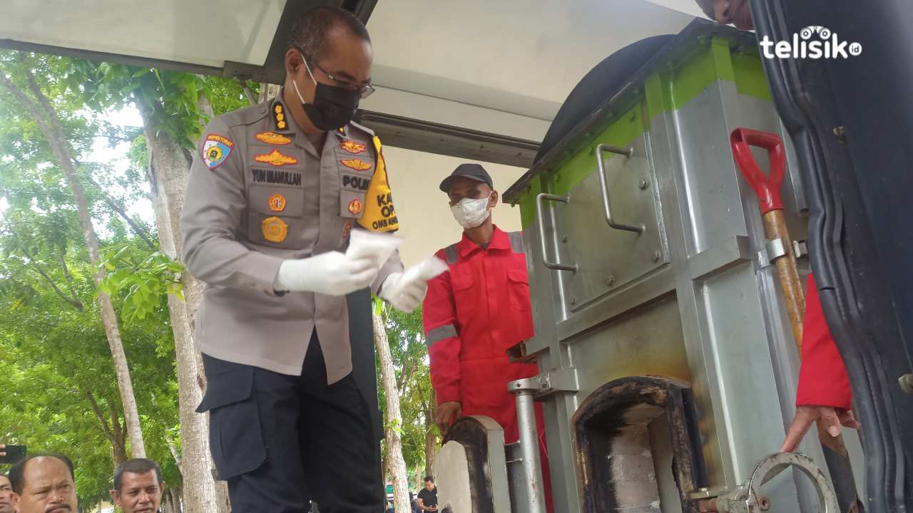 Irwasda Kombes Pol Yun Imanullah, saat memasukan sabu ke dalam mesin inkubator untuk dimusnahkan. Foto: Ahmad Jaelani/Telisik