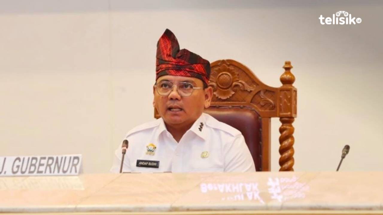 Pj Gubernur Sulawesi Tenggara, Andap Budhi Revianto menggapi permasalah seleksi calon pegawai honorer Rumah Sakit Jantung Oputa Yi Koo. Foto: Erni Yanti/Telisik