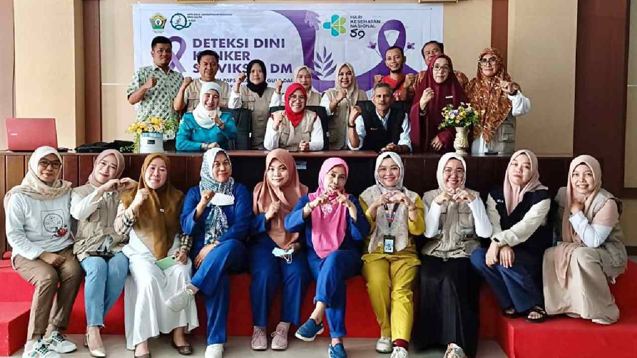 Peserta pap smear antusias mengikuti deteksi dini kanker serviks saat kegiatan HKN ke-59. Foto: Ist.