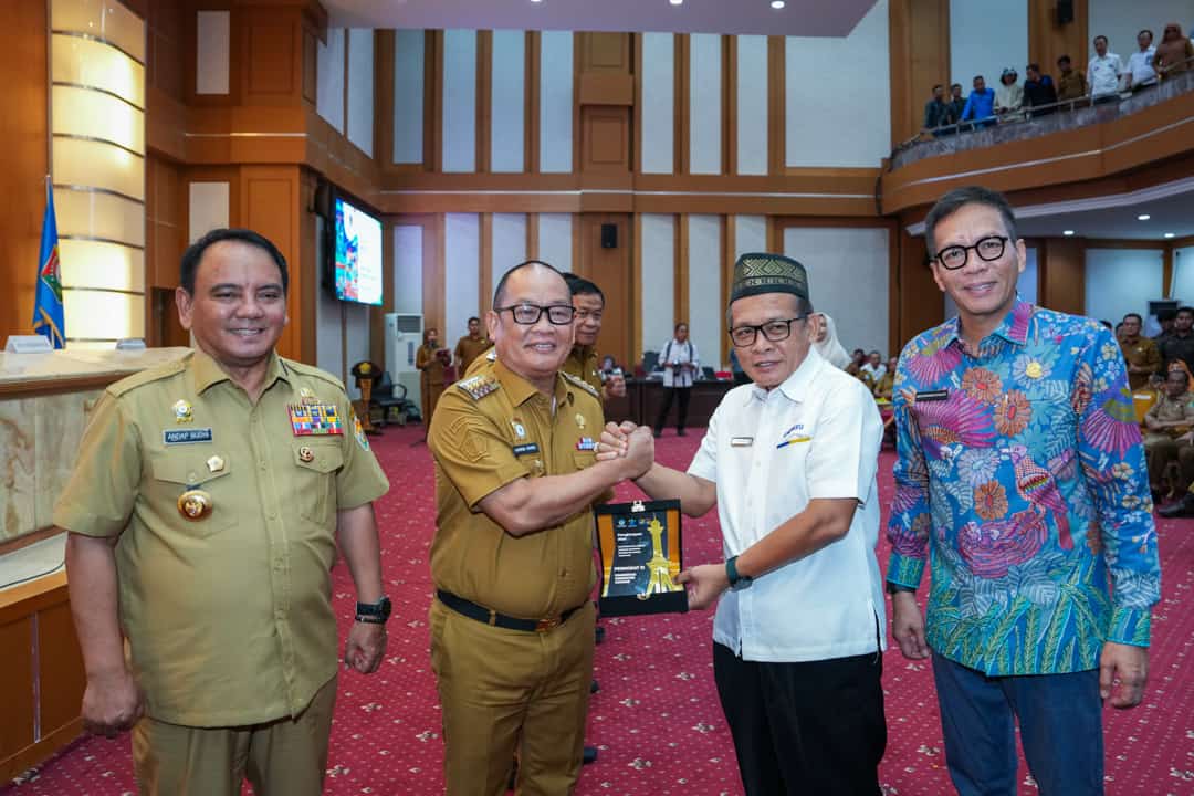 Pj Bupati Konawe saat menerima penghargaan dari Pj Gubernur Sulawesi Tenggara atas pengelolaan DAK fisik 2023. Foto: Ist.