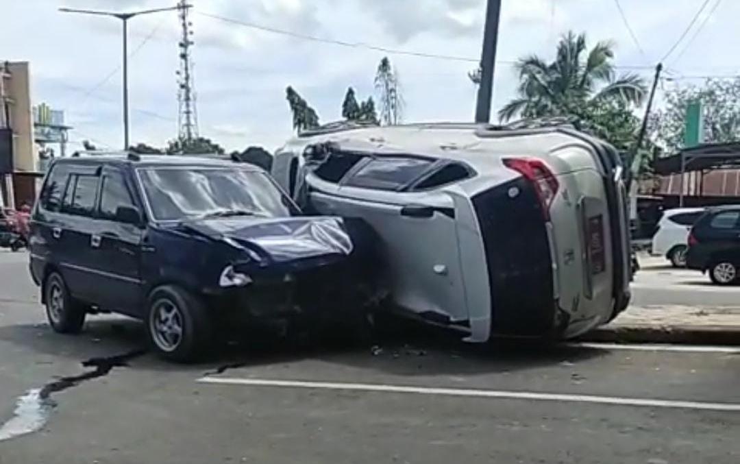 Kondisi kecelakaan kedua kendaraan mobil yang melibatkan Rtandis milik Kadis Kesehatan Konawe. Foto: Screenshot video