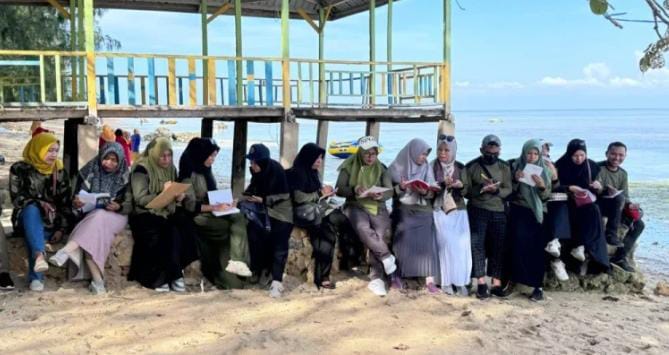 Sejumlah guru yang membuat tulisan tentang literasi di Pantai Toronipa Konawe. Foto: Ist.