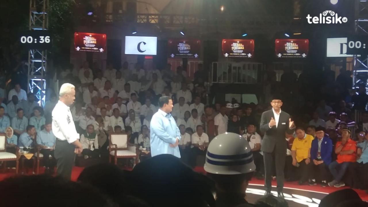 Tiga calon presiden, Anies Baswedan, Prabowo Subianto, dan Ganjar Pranowo saling adu gagasan saat debat capres di Kantor KPU RI, Jakarta, Selasa (12/12/2023) malam. Foto: Mustaqim/Telisik