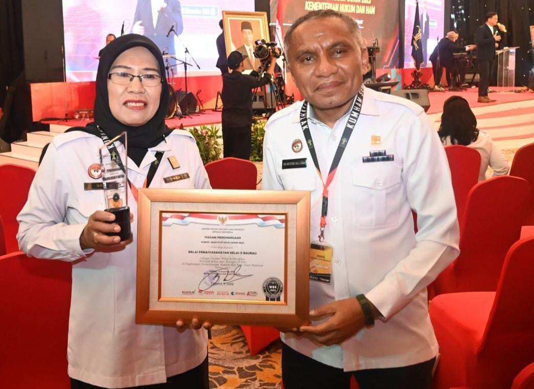 Kepala Bapas Baubau, Sri Maryani dan Silvester Sili Laba, Kakanwil Kemenkumham Sulawesi Tenggara saat menerima penghargaan. Foto: Ist.