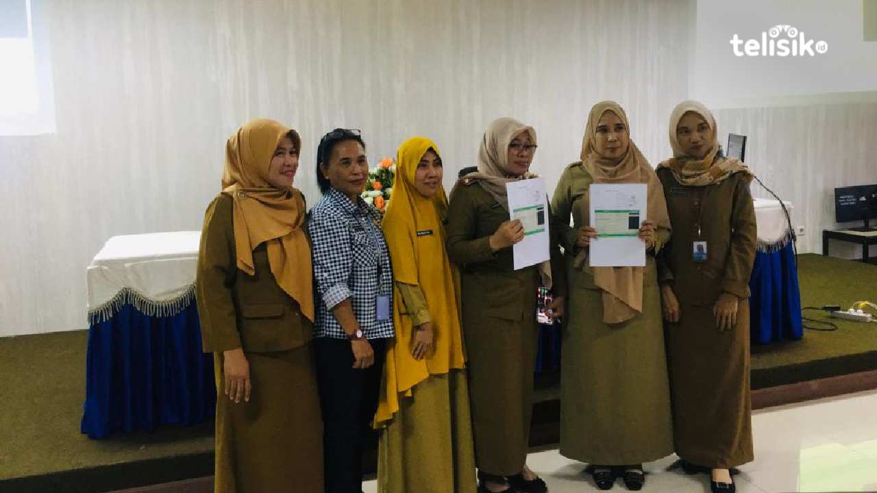 Tim Pokja PKP Kota Kendari dan Bappeda Sulawesi Tenggara dalam rapat penyusunan Dokumen SSK. Foto: Ahmad Badaruddin/Telisik