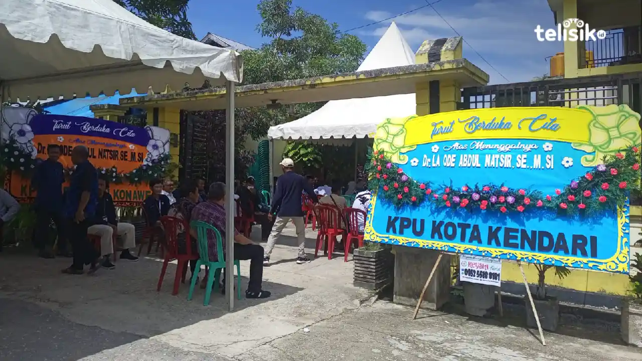 Suasana rumah duka mantan Ketua KPU Sulawesi Tenggara, La Ode Abdul Natsir, dipenuhi karangan bunga ucapan duka cita. Foto: Ali Iskandar Majid/Telisik