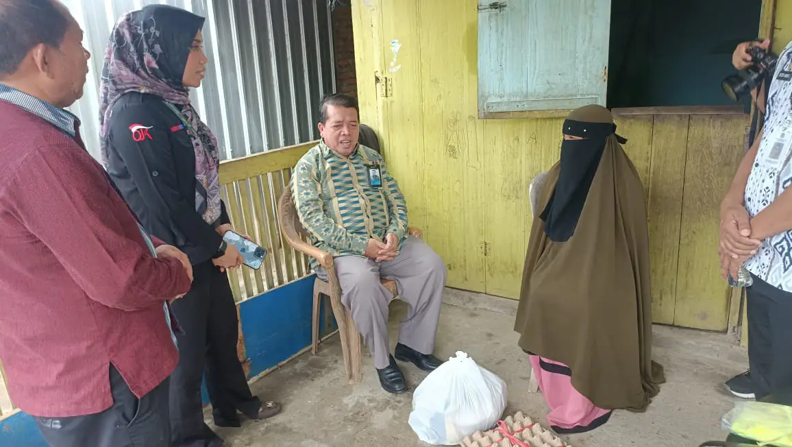 Kepala BKKBN Sulawesi Tenggara, Asmar saat mengunjungi masyarakat dalam mengedukasi pencegahan stunting. Foto: Ist.