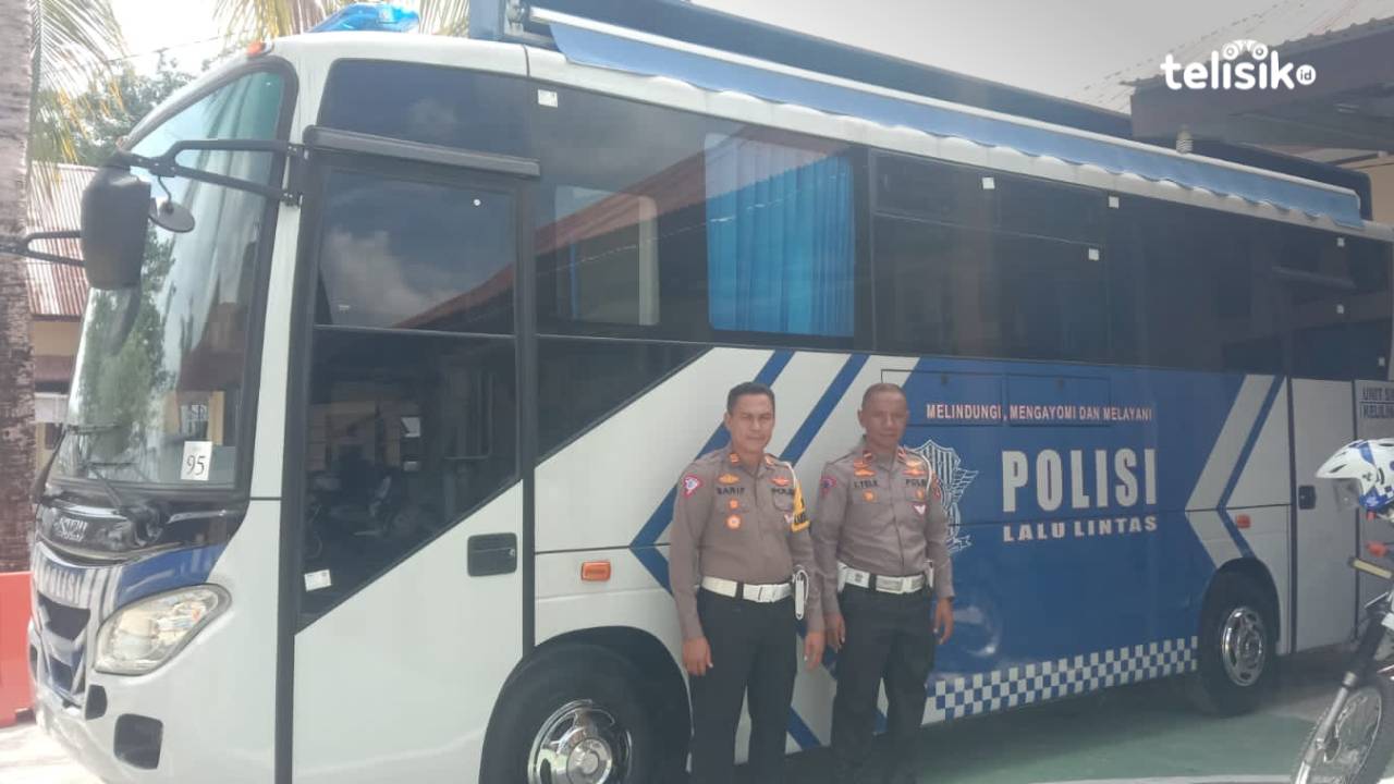 Kasat Lantas Polres Muna, AKP Sarif bersama Kaur Regident, Ipda Iwan Tele berada di bus perpanjangan SIM keliling. Foto: Sunaryo/Telisik