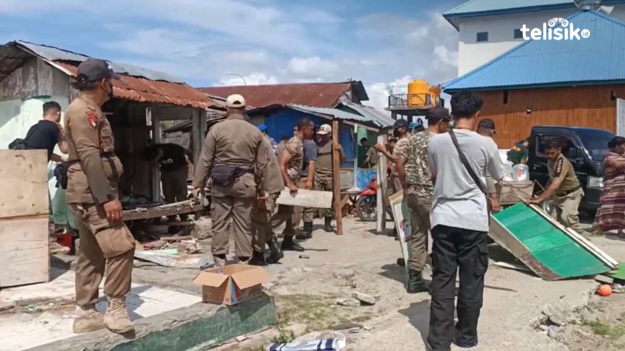 Satpol PP Kota Baubau saat menertibkan bangunan semi permanen yang dianggap merusak estetika kota. Foto: Elfinasari/Telisik