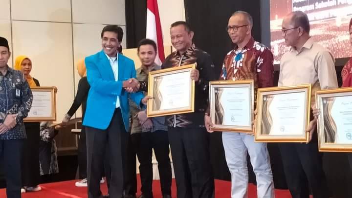 Kadikbud Muna, Rahmat Raeba menerima penghargaan dari BPMP Sulawesi Tenggara. Foto: Ist.