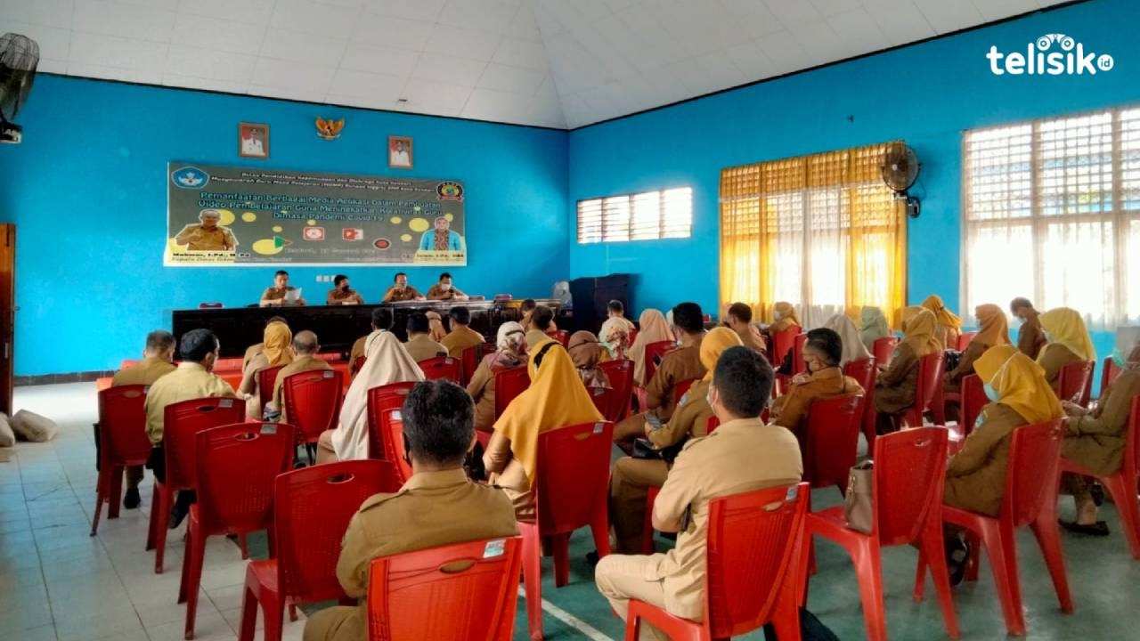Susana saat para guru mengikuti sosialisasi pemanfaatan media belajar. Foto: Dok. Telisik