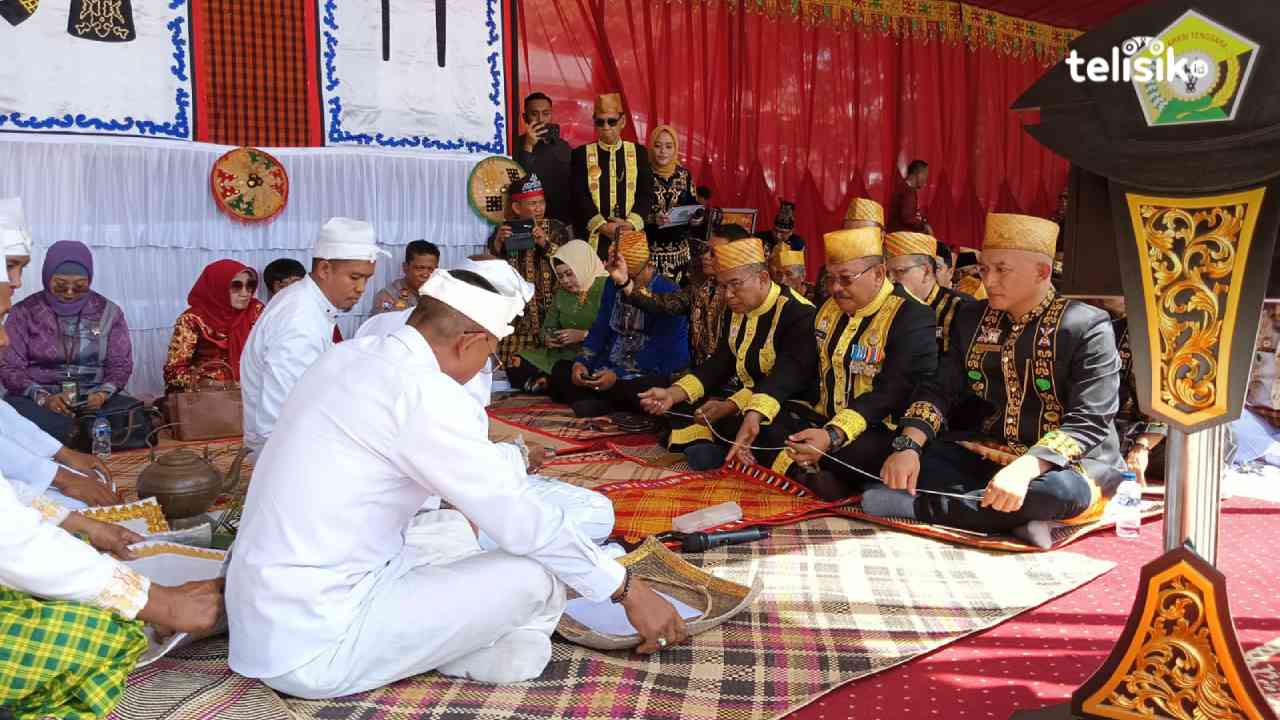 Pengukuhan pengurus DPD LAT Kabupaten Konawe. Foto: Sigit Purnomo/Telisik