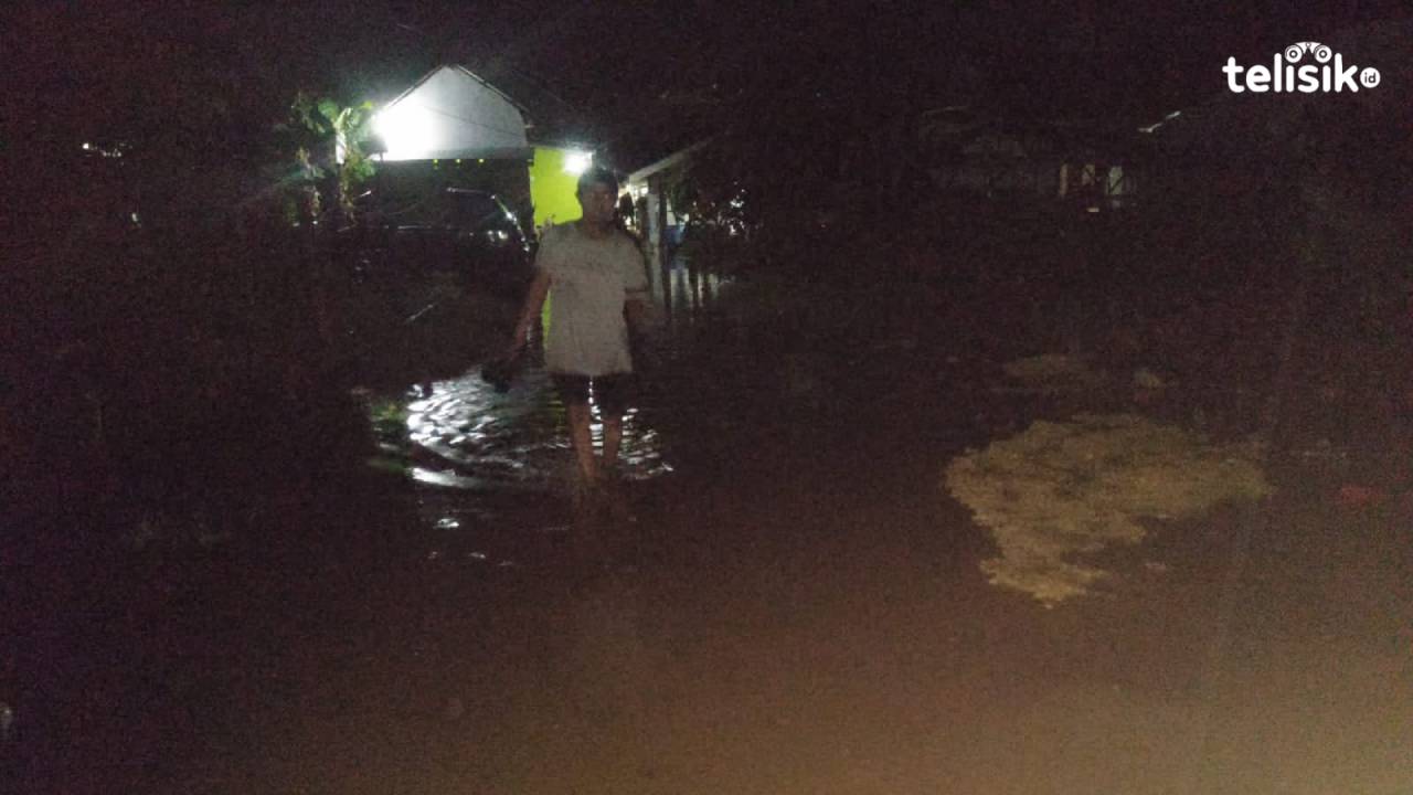 Suasana rumah warga di Jalan Bunga Kana II yang terendam banjir, Jumat (22/12/2023) malam. Foto: Thamrin Dalby/Telisik