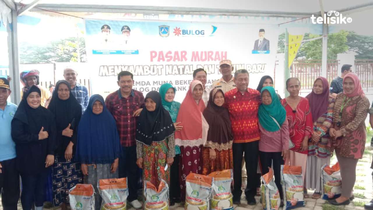 Plt Bupati Muna, Bachrun Labuta saat membuka pasar murah untuk menekan inflasi. Foto: Sunaryo/Telisik