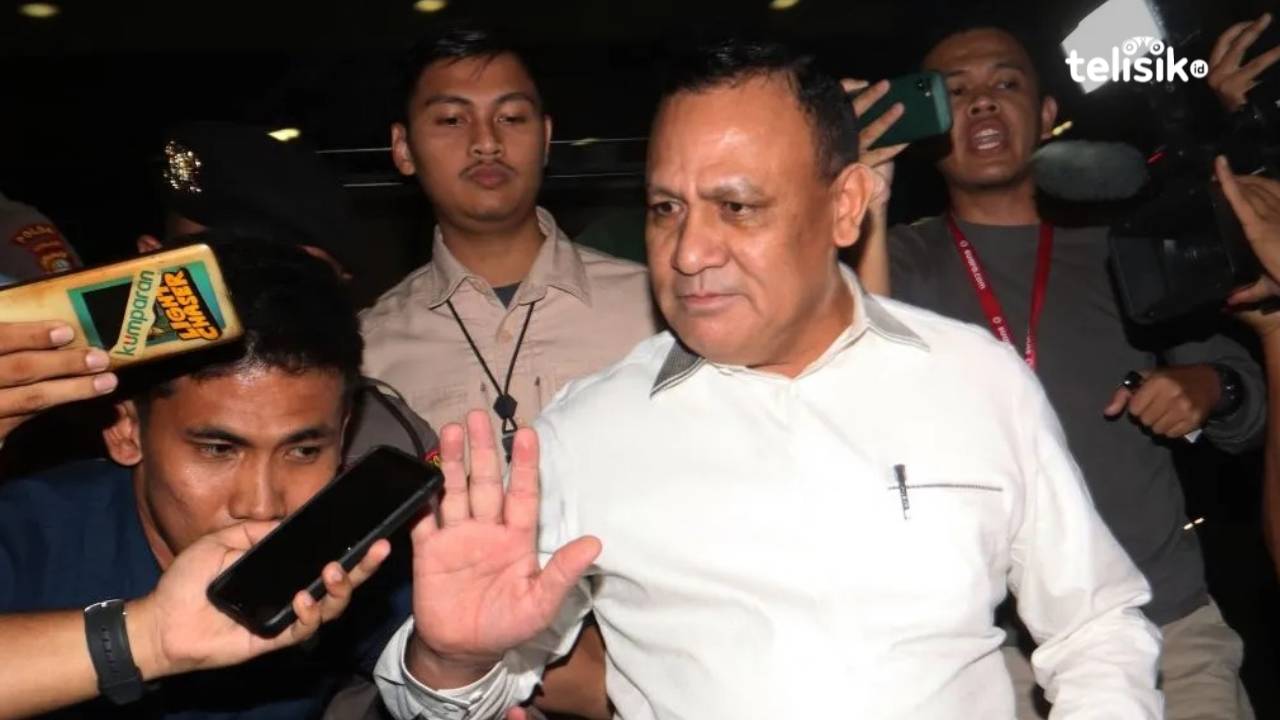 Firli Bahuri keluar dari Gedung Pusat Pendidikan Antikorupsi KPK, Jakarta, usai menyampaikan pengunduran dirinya dari KPK, Kamis (21/12/2023) malam. Foto: Mustaqim/Telisik