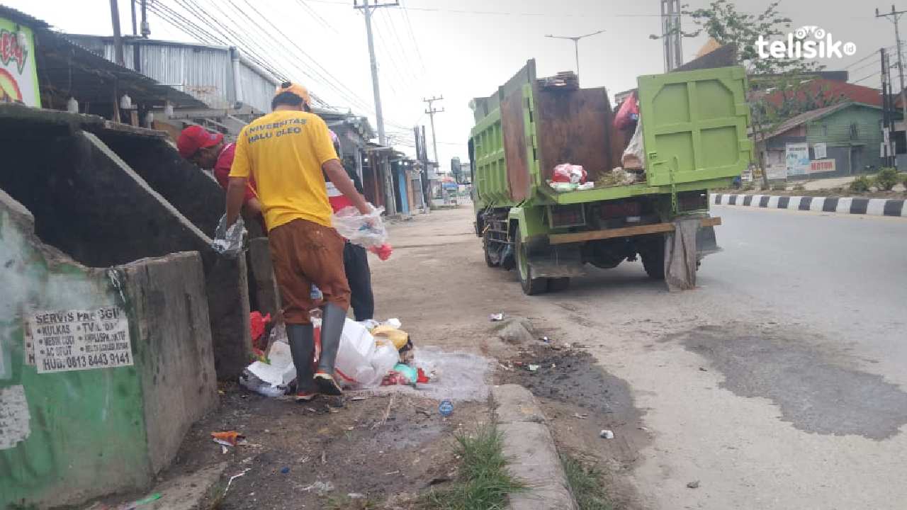 Para pekerja pengangkut sampah muncul bagai pahlawan tanpa tanda jasa. Foto: Merdiyanto/Telisik 