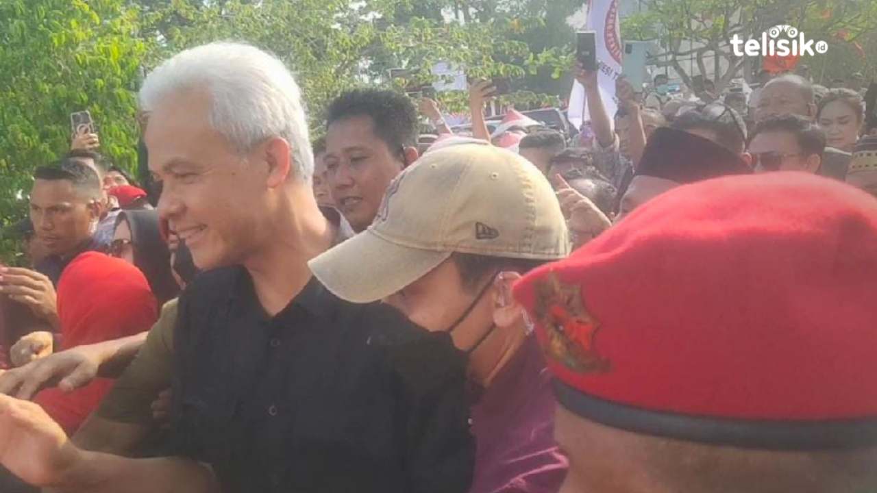 Ketgam: Calon Presiden Ganjar Pranowo saat menuju Hotel Claro Kendari, berdesakkan dengan relawan dan awak media. Foto: Erni Yanti/ Telisik