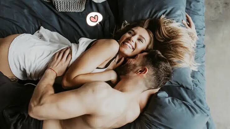 Salah satu cara meningkatkan gairah suami di ranjang dengan menggunakan baju seksi. Foto: Orami