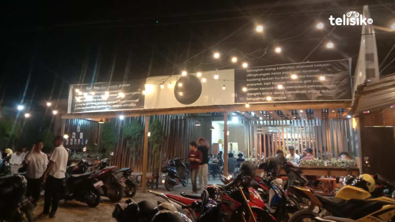 Warkop Karyawan 88 menyediakan tempat bagi mahasiswa yang akan mengadakan bazar tanpa menghalangi pelanggan lain. Foto: Febry Jahra Lestiani/Telisik