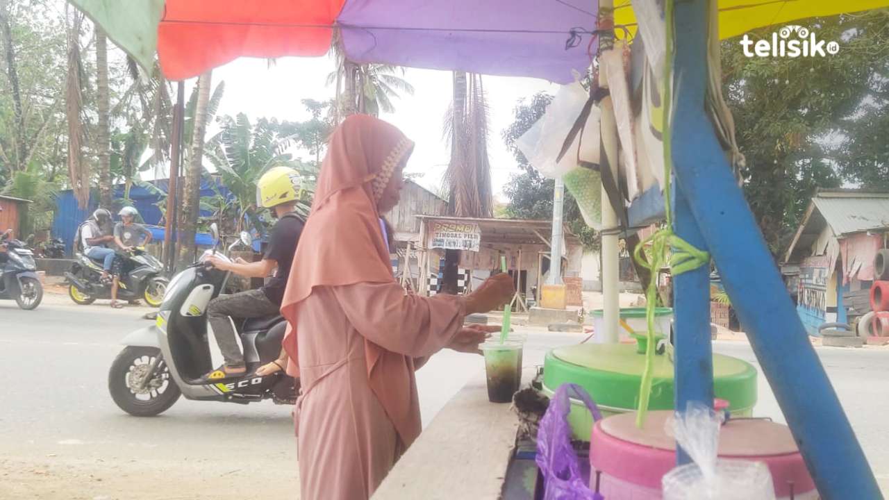 Seorang ibu rumah tangga bernama Waalu (52), menjalani keseharinya dengan bekerja tak kenal lelah menjadi tukang sapu sekaligus penjual es dawet. Foto: Erni Yanti/Telisik