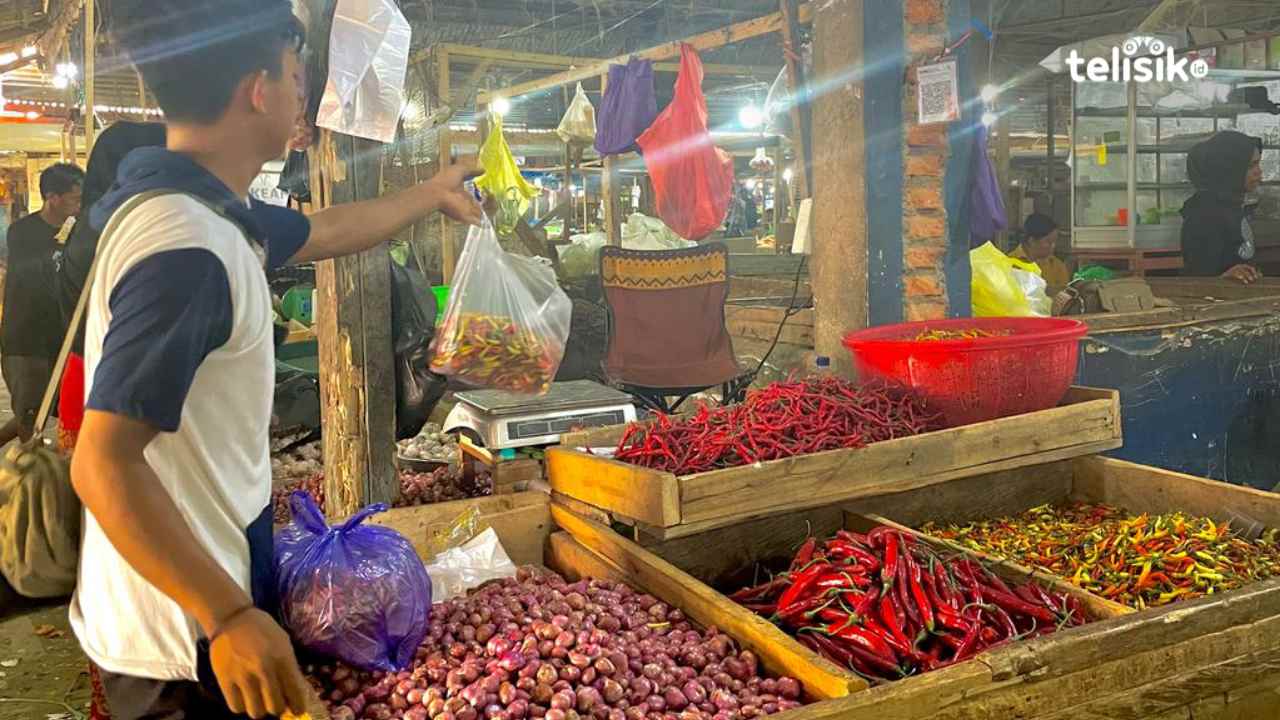 Pedagang cabai saat melayani pembeli di pasar Baruga, Kota Kendari. Foto: Ayu Safitri/Telisik