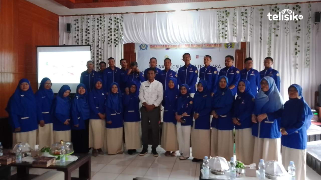 Sejumlah guru di TLC berfoto bersama Kepala Dinas Dikbud Sulawesi Tenggara, Yusmin (kemeja putih). Foto: Fitrah/Telisik