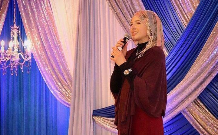 Jennifer mulai terkenal saat ia bisa dengan indah melantunkan ayat-ayat suci Alquran. Foto: Jennifergroutt12