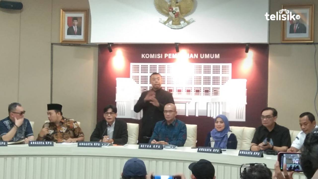 Ketua KPU RI, Hasyim Asy'ari (tengah kemeja biru), menjelaskan persiapan debat kedua cawapres di Media Center KPU RI, Jakarta, Kamis (21/12/2023). Foto: Mustaqim/Telisik