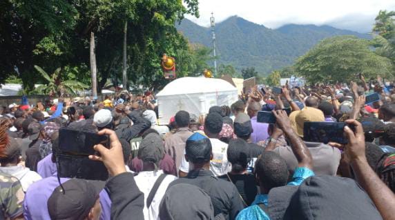 Massa mengarak jenazah mantan Gubernur Papua, Lukas Enembe menuju rumah duka. Foto: Papua60detik.id
